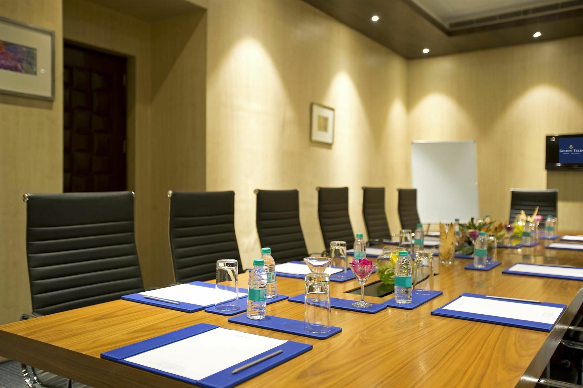 Golden Tulip Suites Gurgaon Eksteriør billede