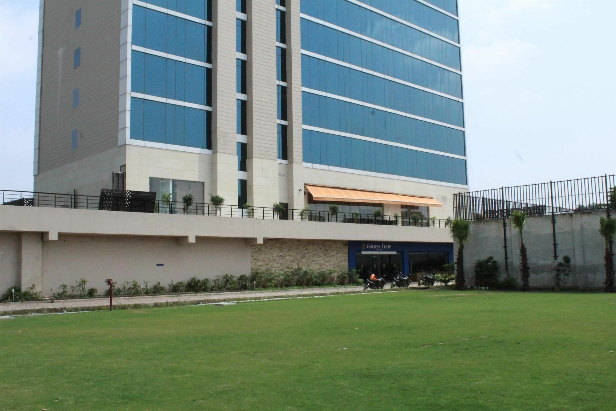 Golden Tulip Suites Gurgaon Eksteriør billede