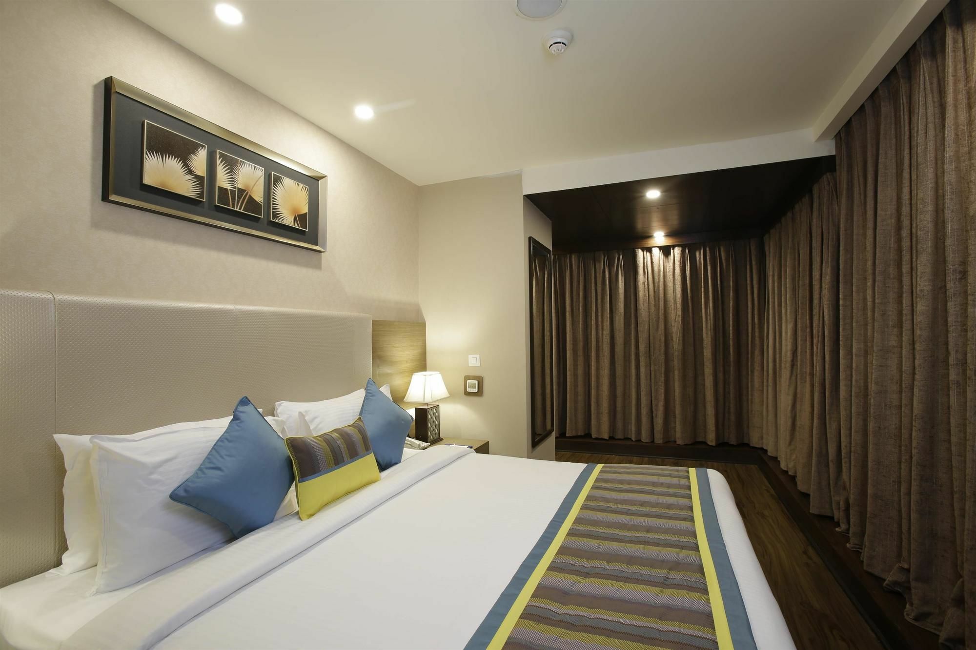 Golden Tulip Suites Gurgaon Eksteriør billede