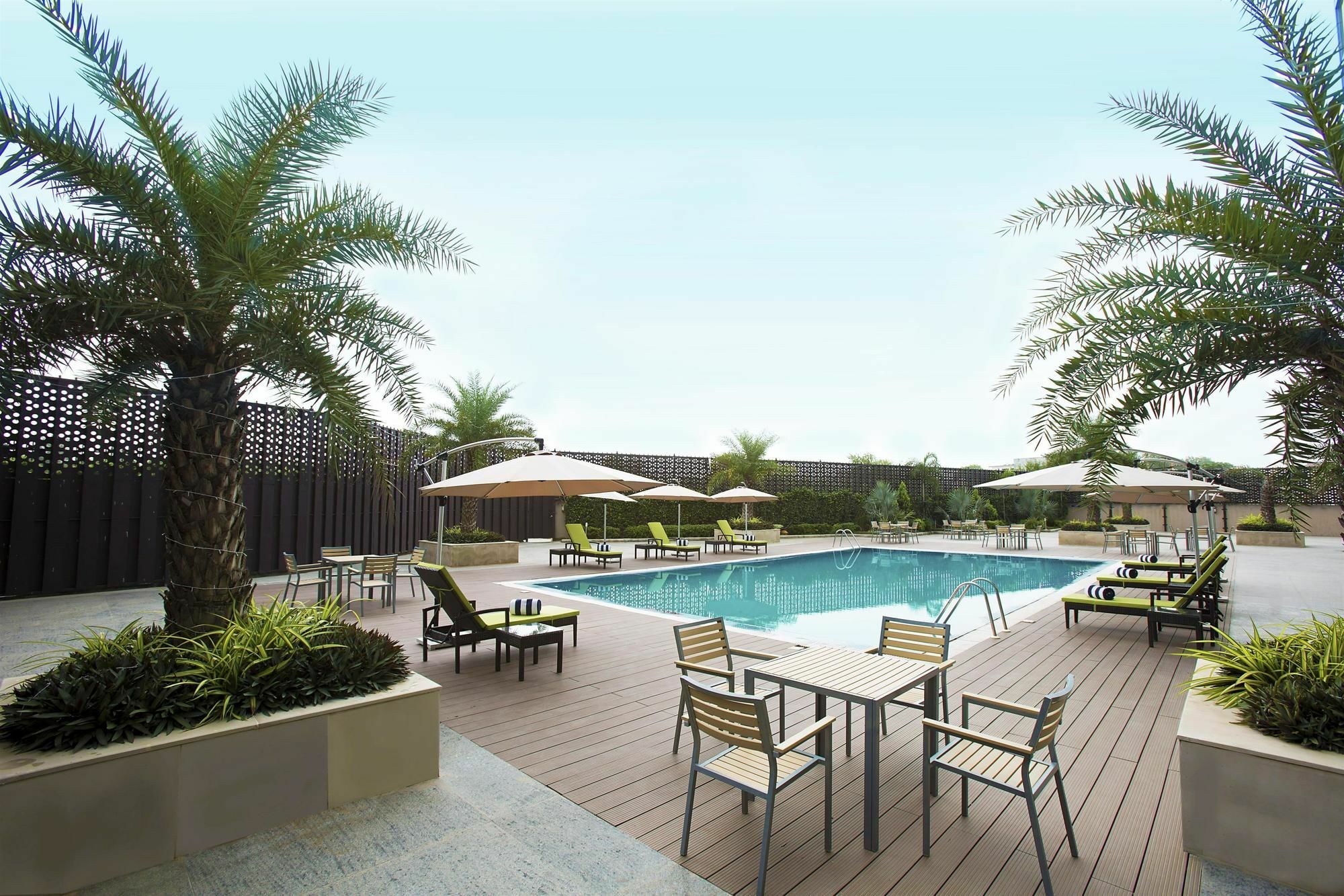Golden Tulip Suites Gurgaon Eksteriør billede