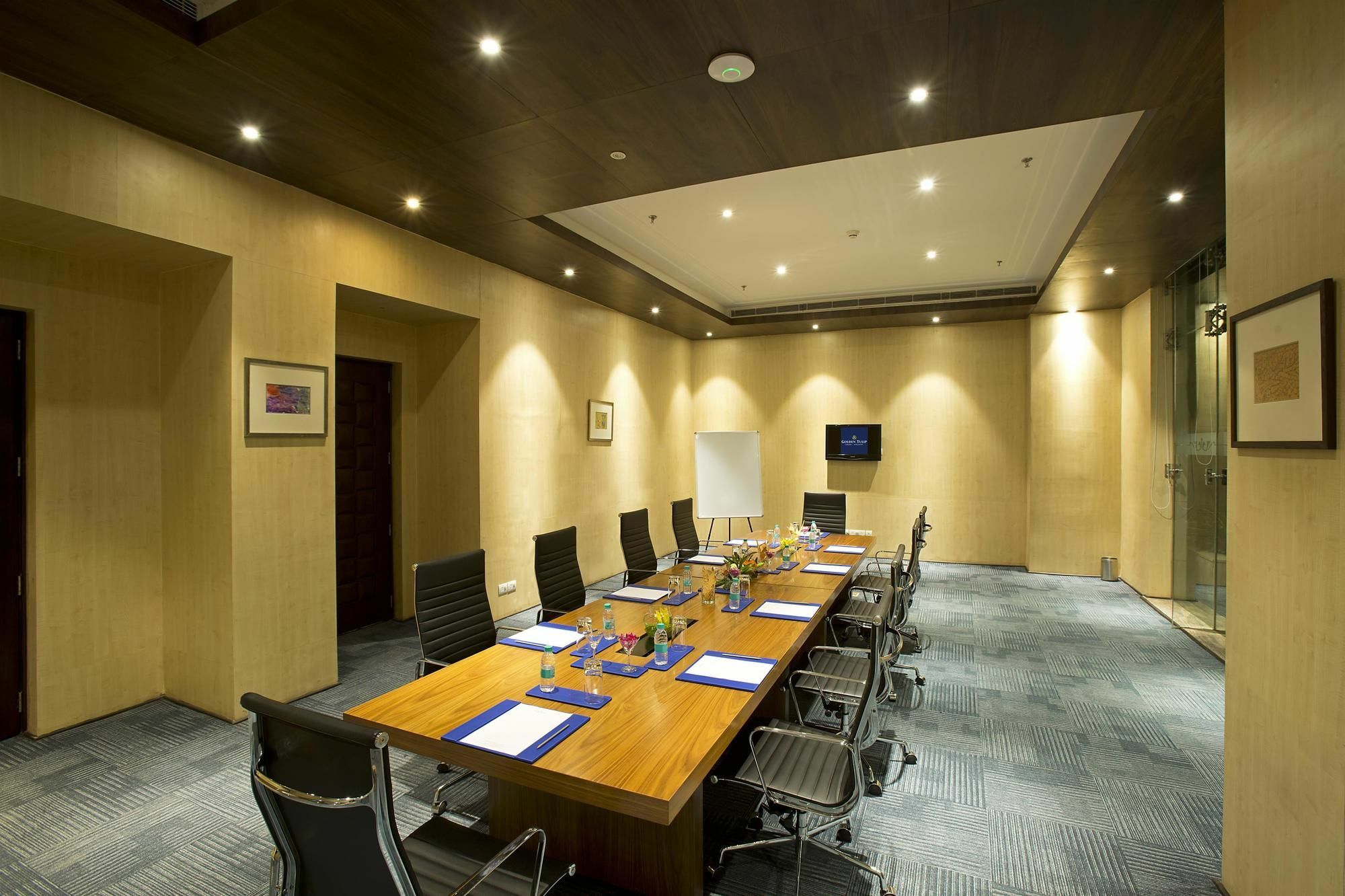 Golden Tulip Suites Gurgaon Eksteriør billede