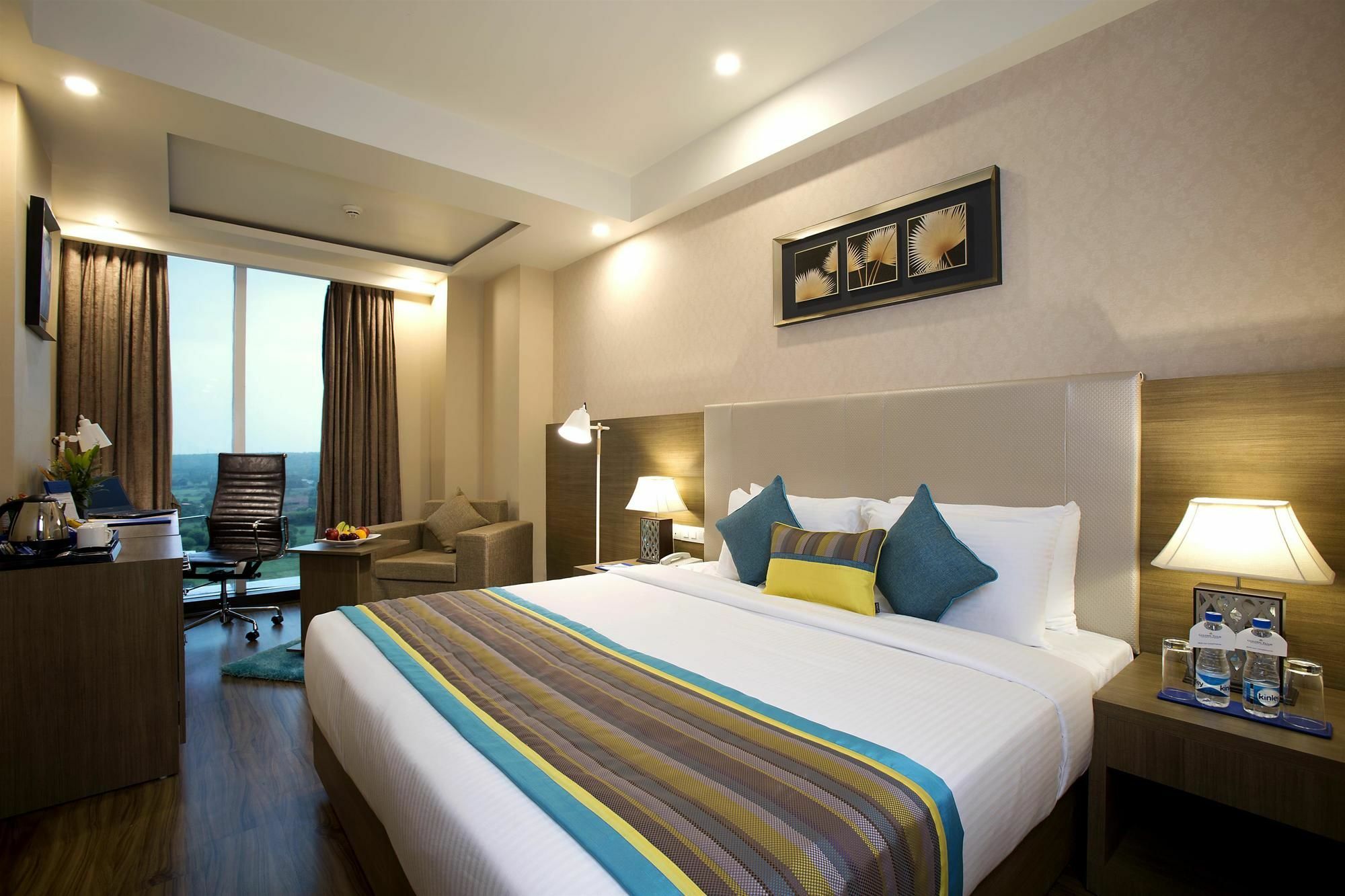 Golden Tulip Suites Gurgaon Eksteriør billede